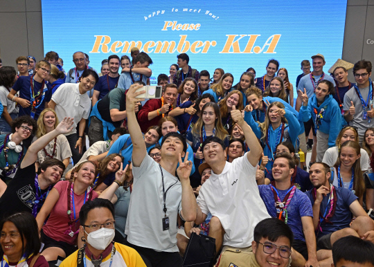 기아 오산교육센터에 머문 슬로베니아, 필리핀 잼버리 대원들이 12일 퇴소식에서 연수원 관계자와 함께 기념 촬영을 하고 있다. 현대자동차그룹 제공